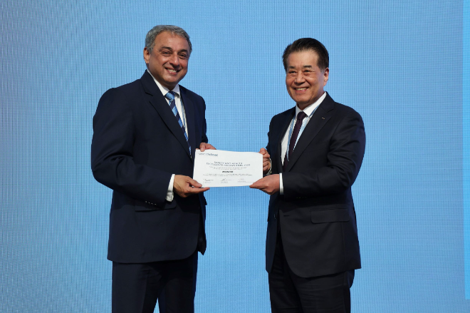 13일(워싱턴 D.C. 현지시간) 포스코가 세계철강협회 안전보건 우수사례 공모전 공정안전부문 최고상을 수상했다. 사진 오른쪽부터 포스코그룹 장인화 회장, 타타스틸 나렌드란(Narendran) CEO. 사진=포스코그룹