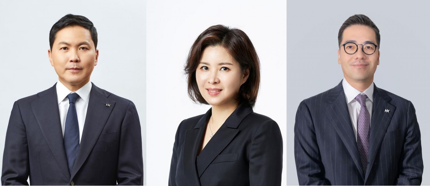 (사진 왼쪽부터) 윤상현 콜마홀딩스 부회장, 윤여원 콜마BNH 대표, 이승화 콜마BNH 신임 대표. /사진=콜마홀딩스