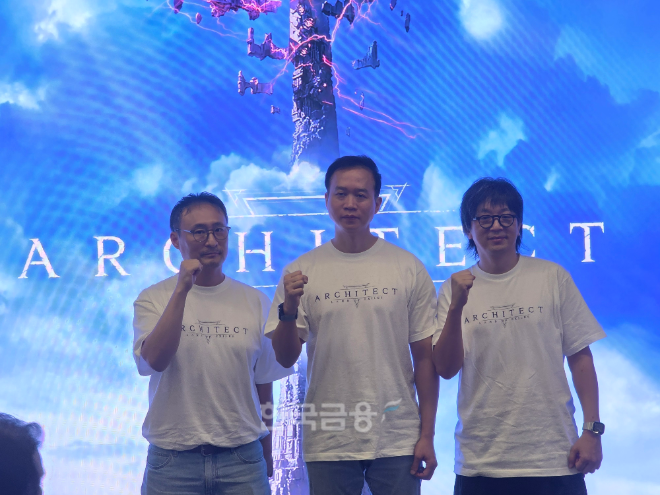 지난 15일 진행된 드림에이지 아키텍트 미디어 시연회에서 정우용 드림에이지 대표(맨 오른쪽), 개발사 아쿠아트리 박범진 대표(가운데), 김민규 드림에이지 사업실장이 기념사진을 촬영하고 있다. / 사진=김재훈 기자