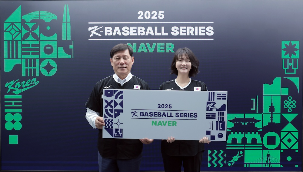 지난 9월 29일 서울시 강남구에 위치한 한국야구회관에서 (왼쪽부터) 허구연 KBO 총재, 최수연 네이버 대표가 ‘2025 네이버 K-베이스볼 시리즈’ 프레젠팅 파트너 체결식을 진행했다. / 사진=네이버