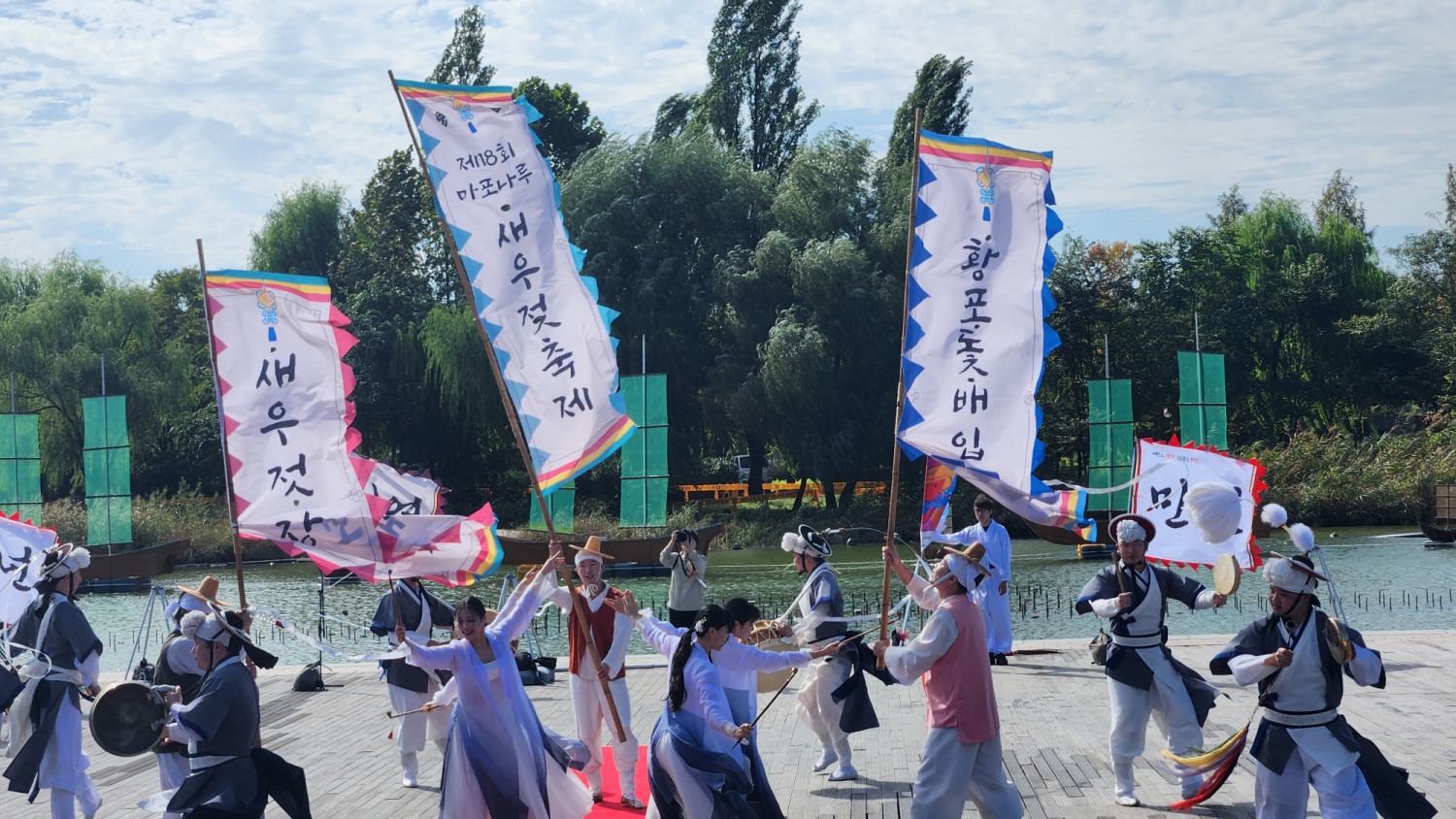 황포돛배의 입항 재현 행사./사진=한국금융