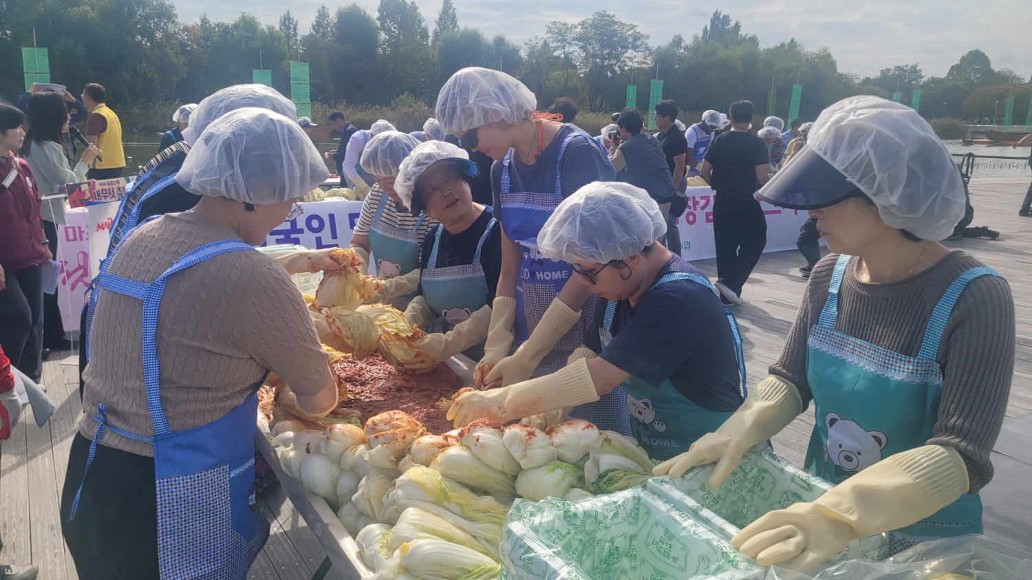 외국인들과 함께하는 우리나라 전통음식 체험행사가 진행되고 있다./사진=한국금융