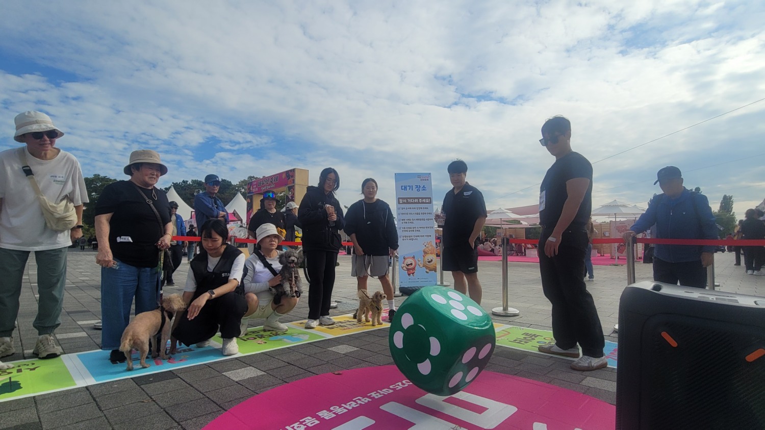 마포구민들이 댕댕이와 부루마불 게임에 참여하는 모습./사진=한국금융