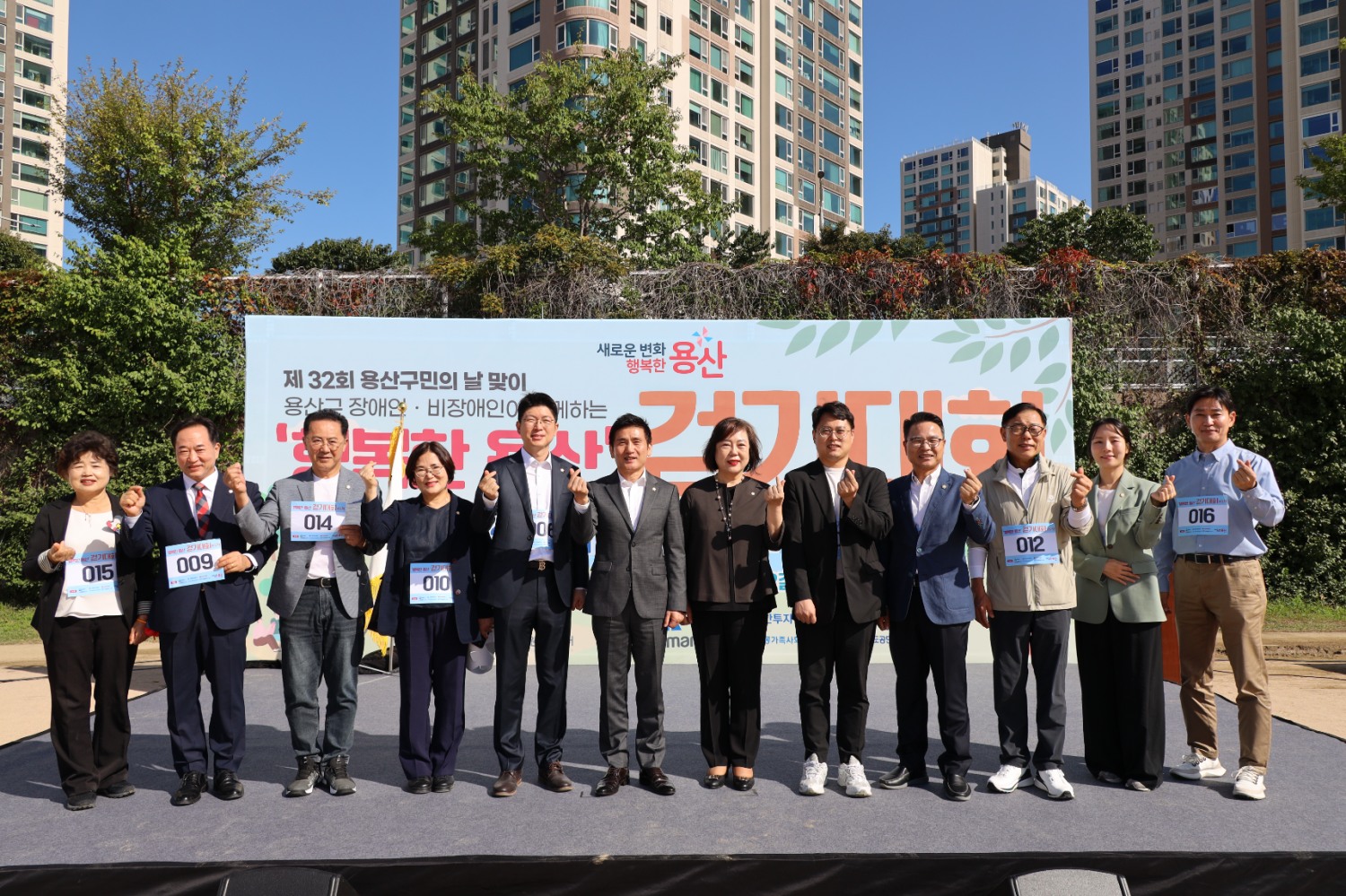 김성철 용산구의회 의장(왼쪽에서 여섯번째)이 백준석 부의장(다섯번째)을 비롯한 소속 의원들과 기념촬영을 하는 모습./사진제공=용산구의회