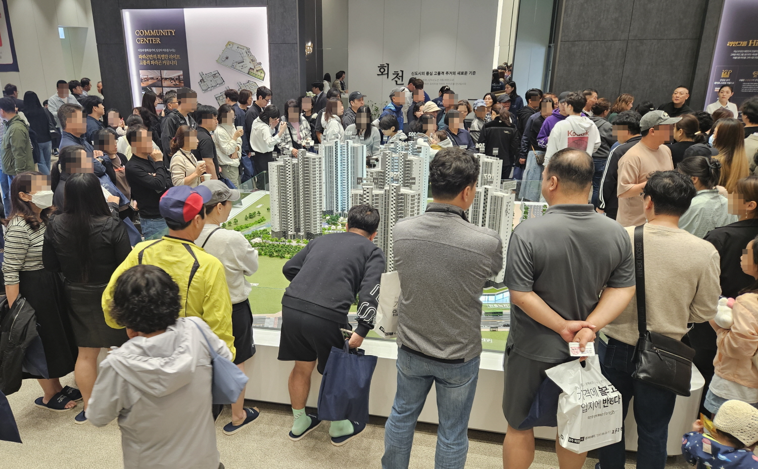 ‘회천중앙역 파라곤’ 견본주택에 인파들이 몰려 있다. /사진제공=라인그룹
