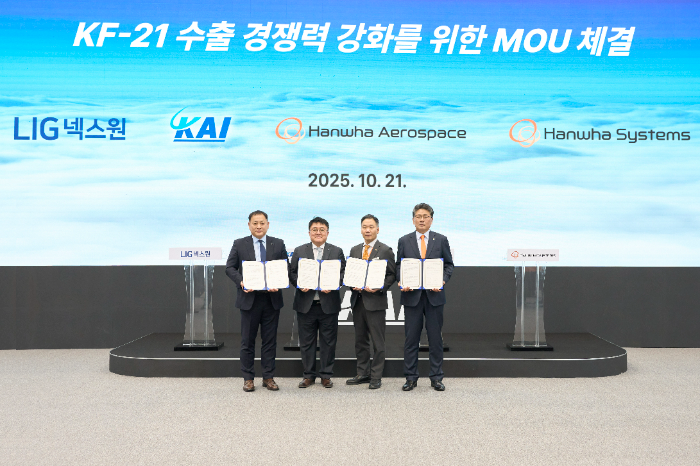 (왼쪽부터) LIG넥스원 미래전장사업부문장 최종진 부사장, KAI 조우래 수출마케팅부문장, 한화에어로스페이스 항공사업부장 김선 부사장, 한화시스템 DE사업부장 곽종우 부사장. /사진제공=KAI