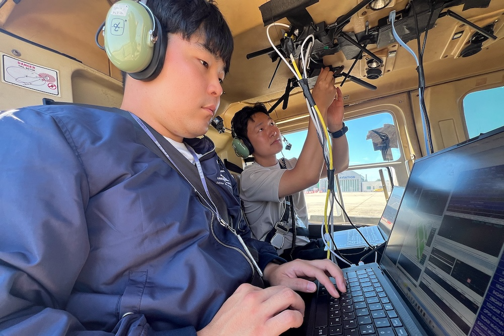 KT 직원들이 인천 아라뱃길 구간에서 UAM의 주요 기술요소를 점검하는 모습. / 사진=KT