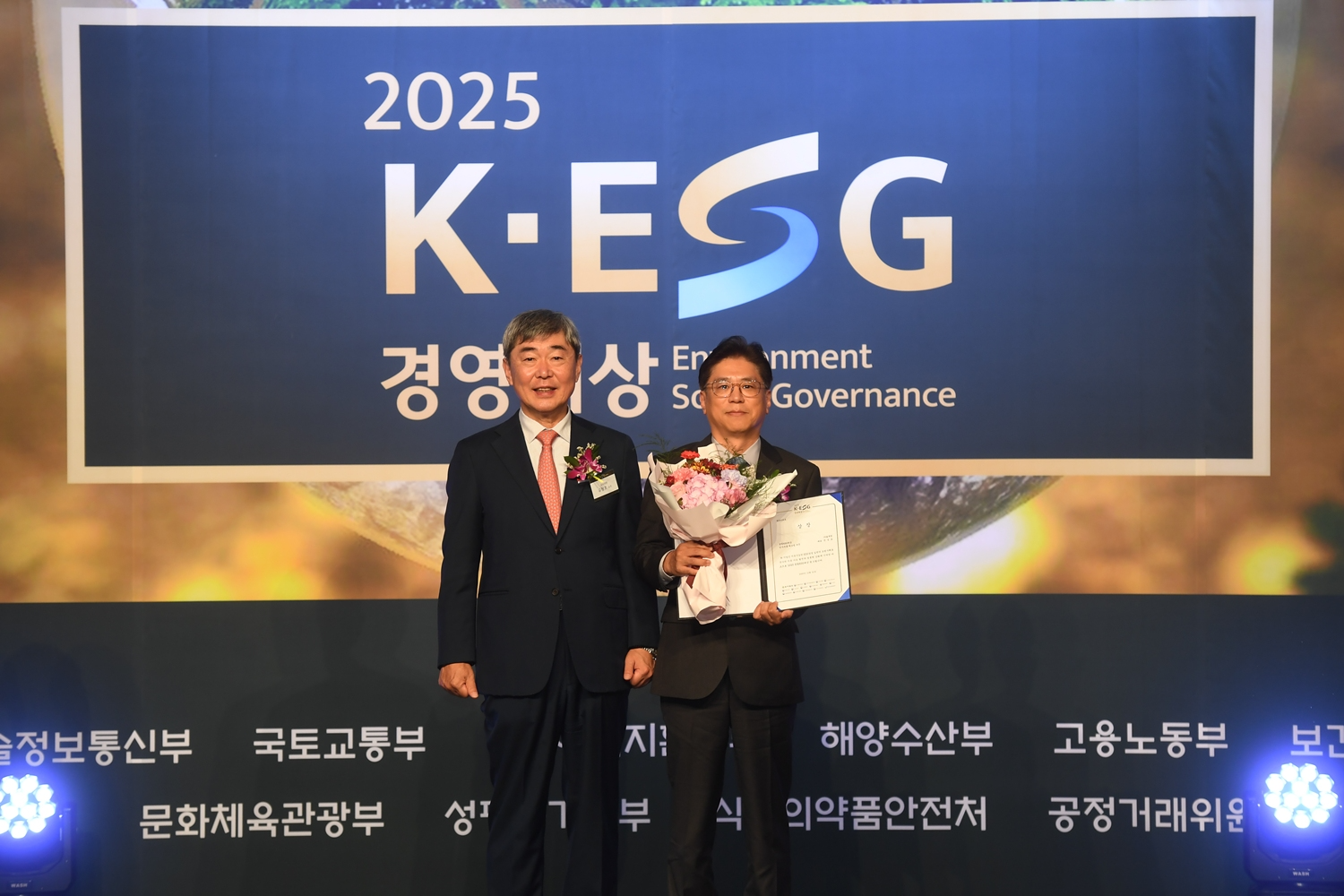 (왼쪽부터) 유창조 K-ESG 평가위원회 심사위원, 김재원 솔루엠 기업운영본부장(전무). / 사진=솔루엠