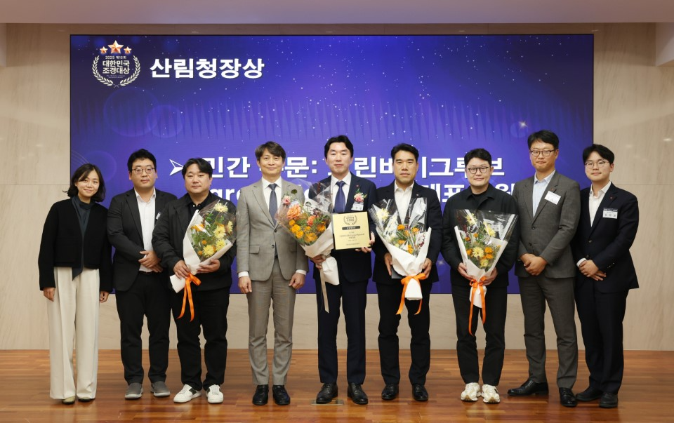 홍상균 롯데건설 디자인연구소장(가운데)이 ‘2025 대한민국 조경대상’ 시상식에서 수상 후 기념촬영을 하고 있다./사진제공=롯데건설