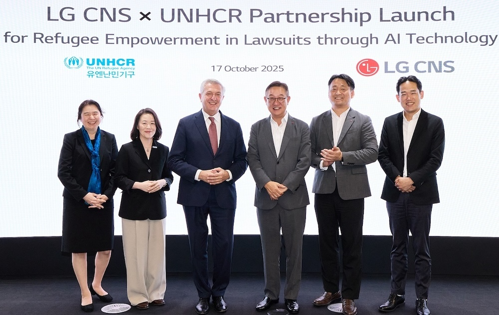 현신균 LG CNS 대표(오른쪽 세번째)와 필리포 그란디 유엔난민기구 최고대표 (왼쪽 세번째)가 파트너십 체결식에서 사진촬영하는 모습. / 사진=LG CNS