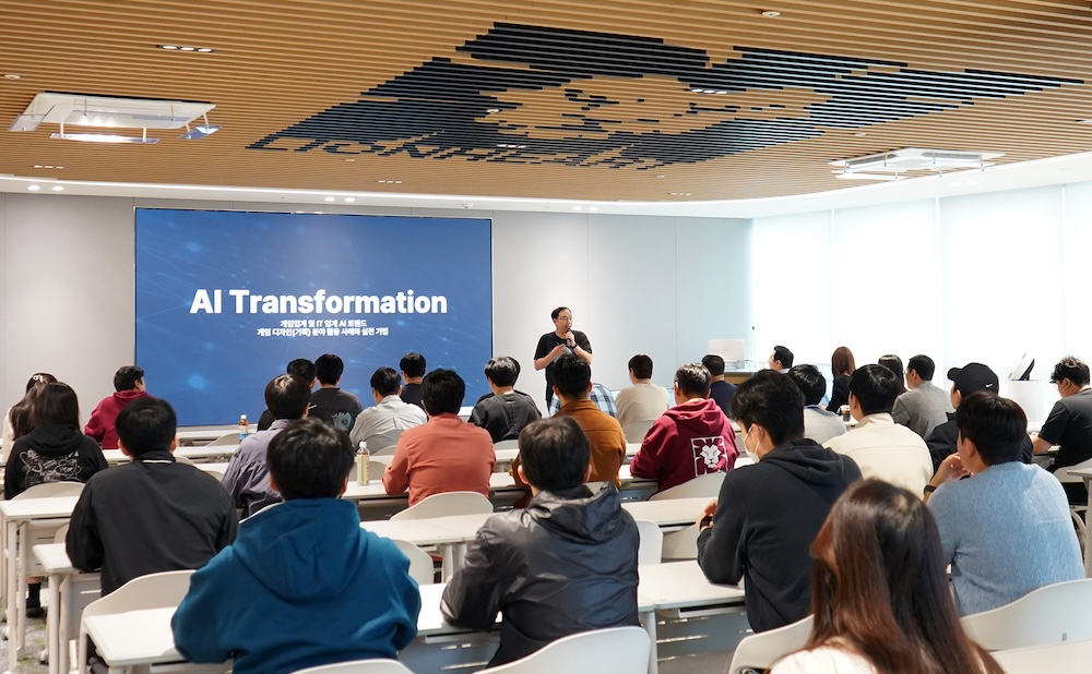 라이온하트 스튜디오 세미나실에서 외부 전문 강사가 강연을 진행하고 있는 모습. / 사진=라이온하트 스튜디오