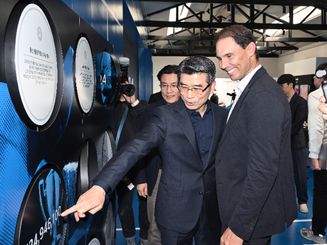 기아 송호성 사장과 라파엘 나달이 조인식이 열린 기아 언플러그드 그라운드 내 파트너십 관련 전시물을 함께 관람하고 있는 모습. / 사진=기아