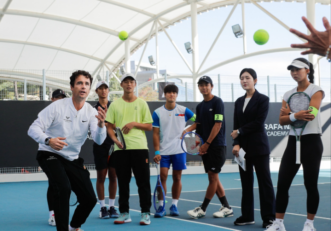 라파 나달 아카데미 소속 토메오 살바(Tomeu Salva) 코치가 기아 주니어 테니스 프로그램에 참여한 주니어 테니스 선수들을 트레이닝 하고 있는 모습. / 사진=기아