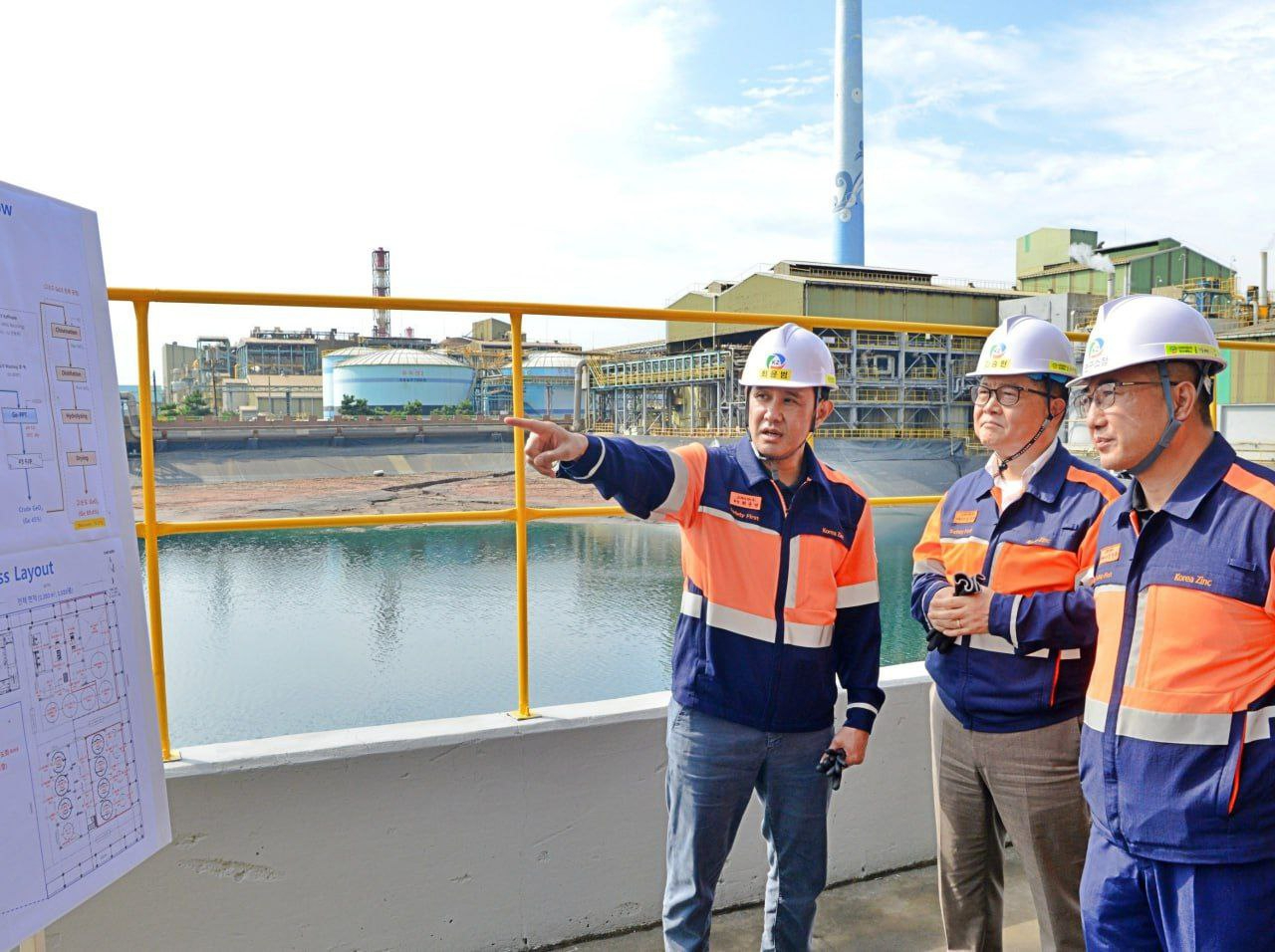 최윤범 고려아연 회장(왼쪽)이 온산제련소 내 게르마늄 설비 신설 현장을 점검하고 있다.