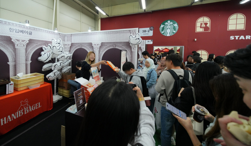 SSG닷컴 오프라인 페스타 '미지엄'에 참석한 관람객들이 브랜드사 부스를 둘러보는 모습./사진제공=SSG닷컴