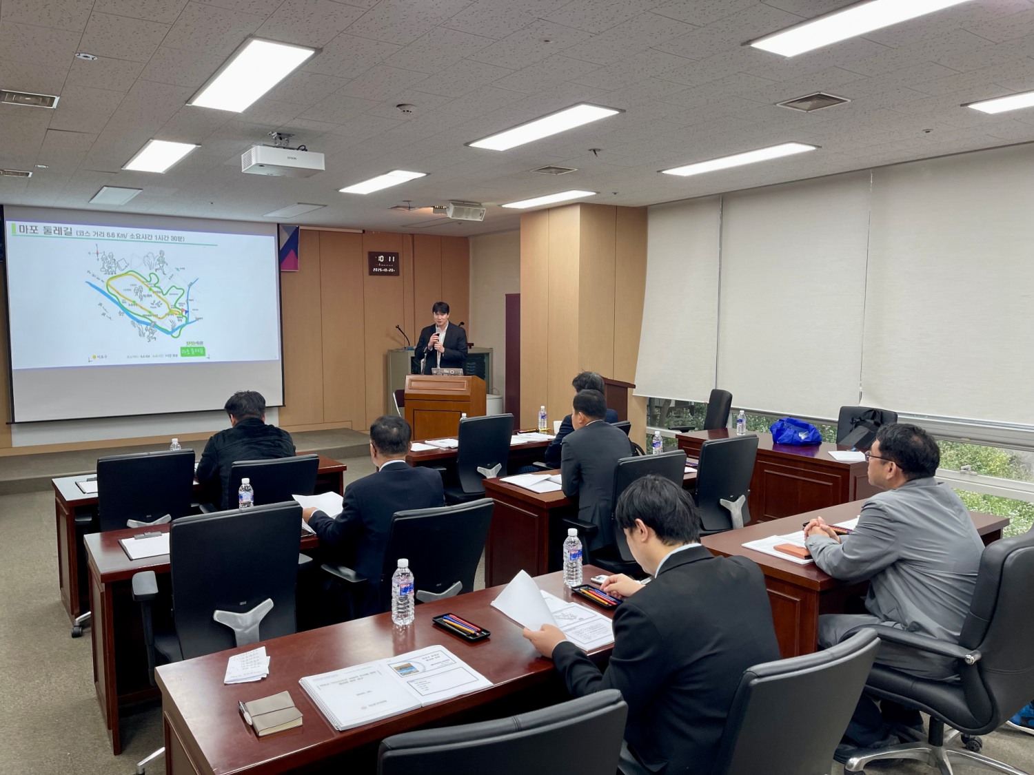 마포구의회 ‘한강둘레길 연구회’ 소속 의원들이 보고회를 진행하는 모습./사진제공=마포구의