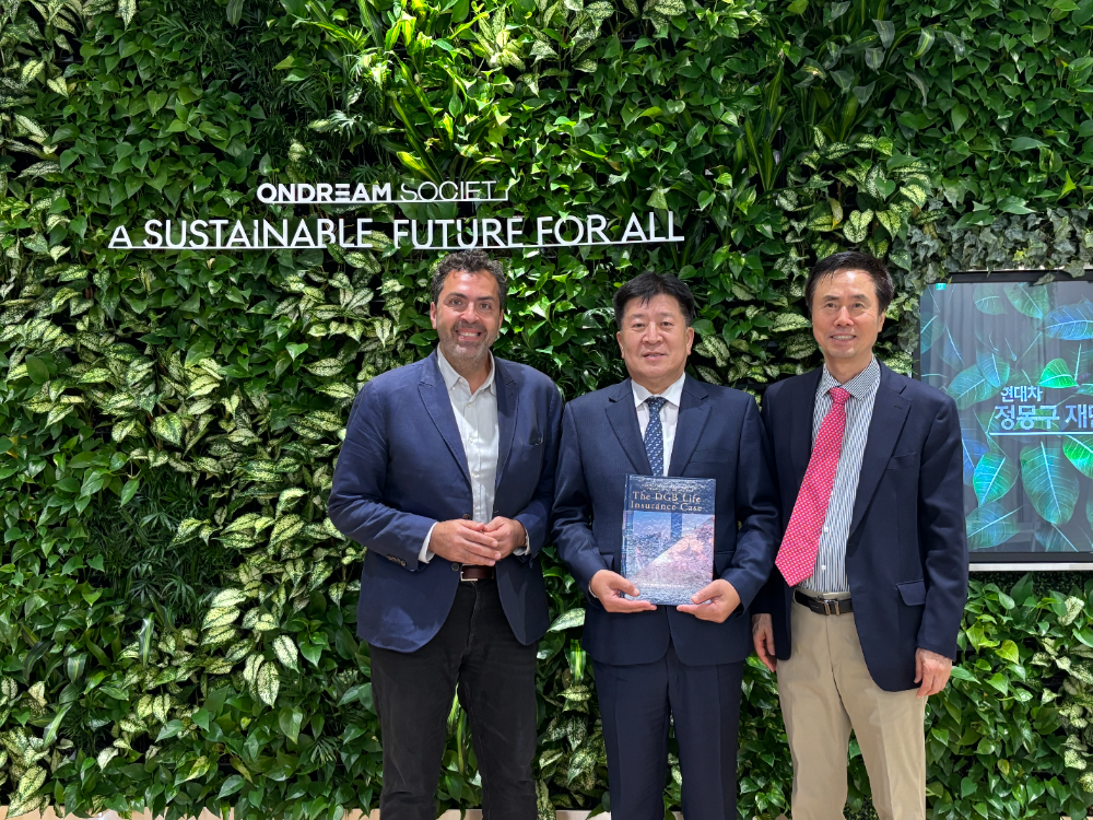 아이만 타라비쉬 미국 조지워싱턴대 교수(왼쪽)와 김성한 iM라이프 경영고문(가운데), 김기찬 인도네시아 President University 국제 총장이 기념사진을 촬영하고 있다./사진제공=iM라이프