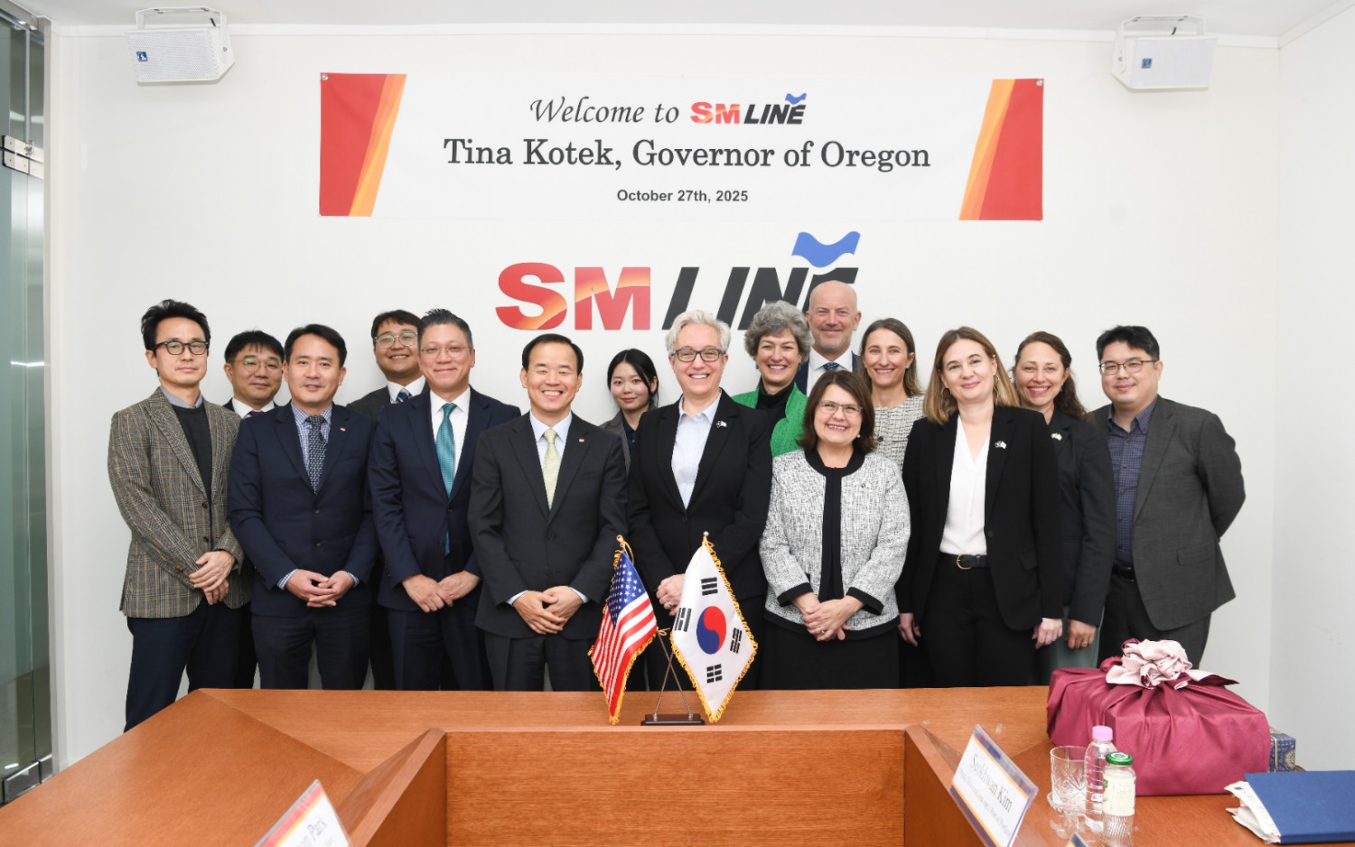 강호준 SM상선 대표이사(앞줄 왼쪽에서 네번째)와 티나 코텍 오리건주 주지사(다섯번째)가 한미 무역 증진과 오리건주 경제 활성화를 위한 해운 서비스 협력방안에 논의한 뒤 기념촬영을 하는 모습./사진제공=SM그룹