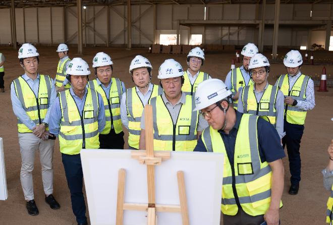 정의선 회장(가운데), 호세 무뇨스 사장(왼쪽에서 두번째)이 박원균 MMME 법인장(오른쪽에서 첫번째)에게 신공장에 대한 보고를 받고 있다. / 사진=현대차그룹