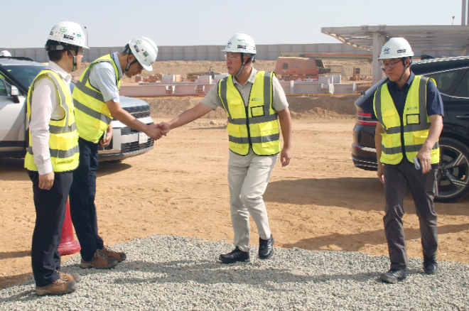정의선 회장이 HMMME 신공장 건설현장에서 직원들을 격려하고 있다. / 사진=현대차그룹