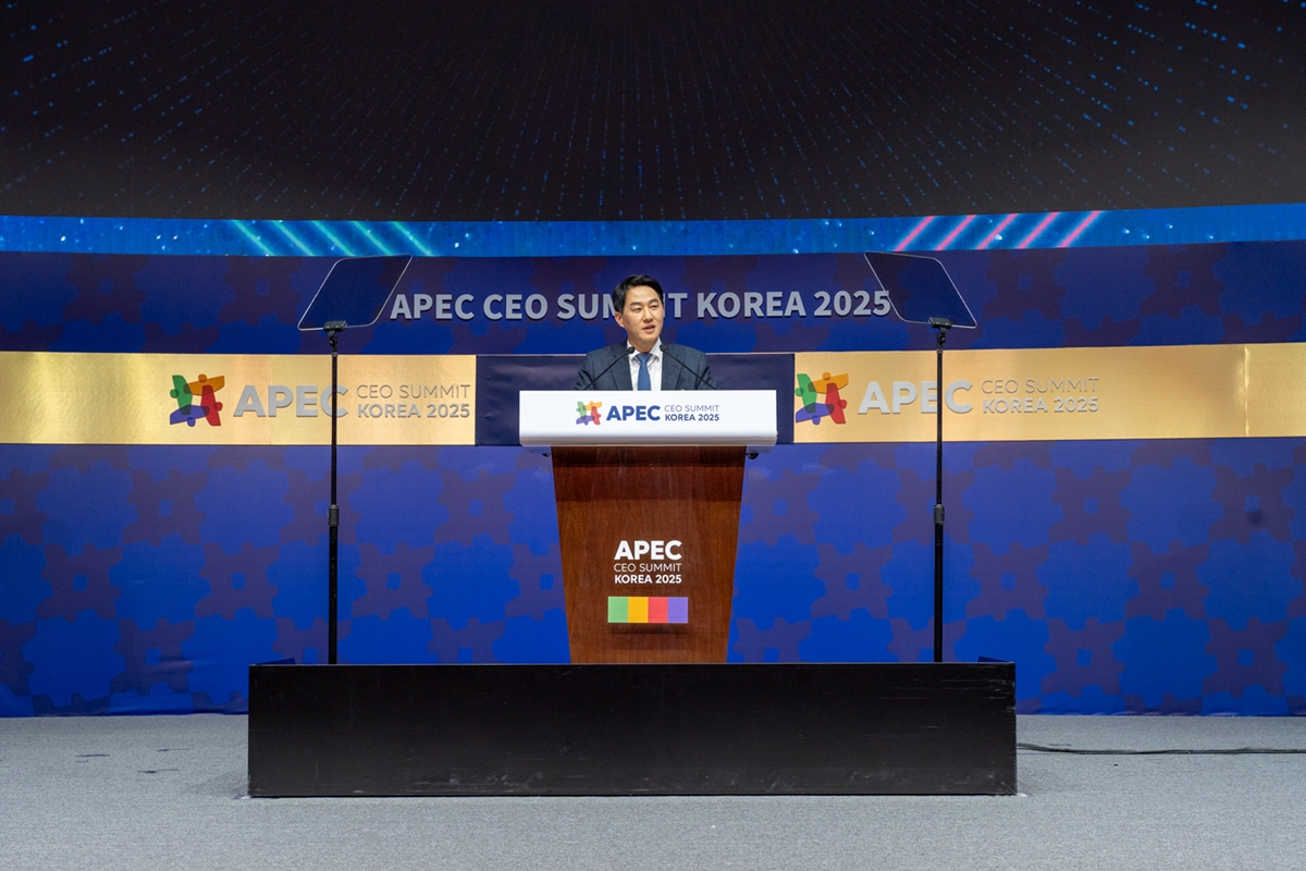 오경석 두나무 대표가 29일 경주예술의전당 화랑홀에서 열린 ‘APEC CEO 서밋 코리아 2025’에서 ‘통화와 글로벌 금융시장의 미래’를 주제로 기조연설을 하고 있다. / 사진제공= 두나무(2025.10.29)