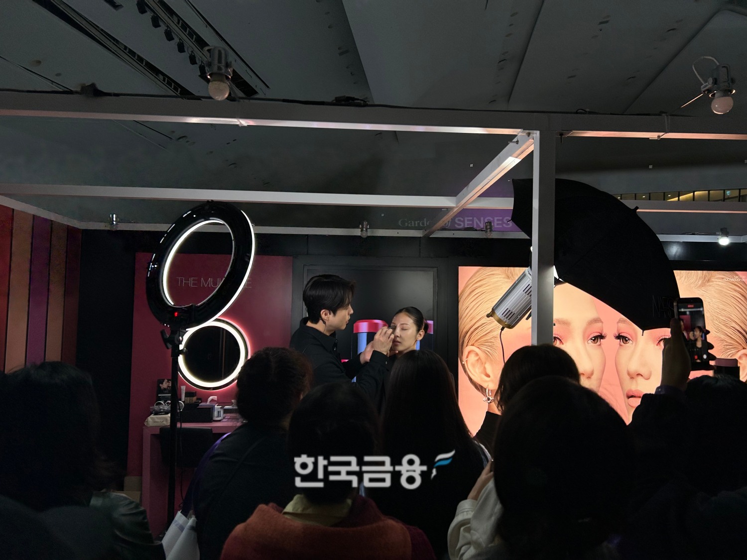 나스가 메이크업쇼를 진행하고 있다. /사진=박슬기 기자