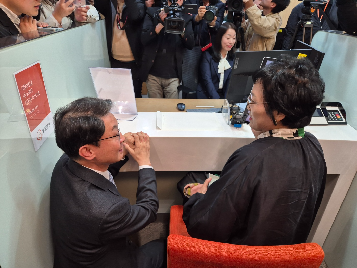 이억원 금융위원장(왼쪽)이 30일 한화생명 시청 고객센터에 방문해 사망보험금 유동화를 신청한 고객과 이야기를 나누고 있다. 사진=강은영 기자