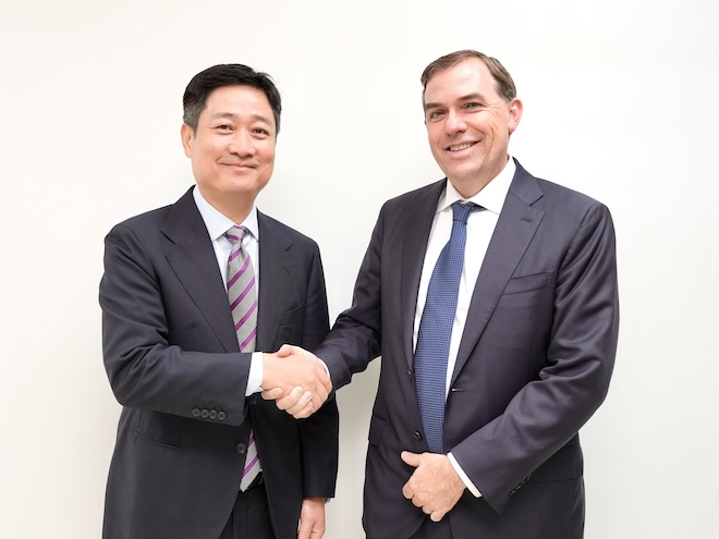 ‘2025 APEC CEO 서밋’ 현장에서 홍범식 LG유플러스 대표(왼쪽)와 맷 가먼 AWS CEO가 기념촬영을 하는 모습. / 사진=LG유플러스