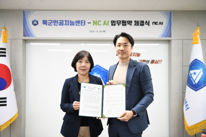 독자AI 정예팀 NC AI가 육군 인공지능센터와 30일 충청남도 ‘상호협력 및 교류를 위한 업무협약’을 체결했다고 밝혔다. 사진은 협약식에서 왼쪽부터 육군 인공지능센터 김성숙 센터장, NC AI 김근교 글로벌사업실장. / 사진=NC AI