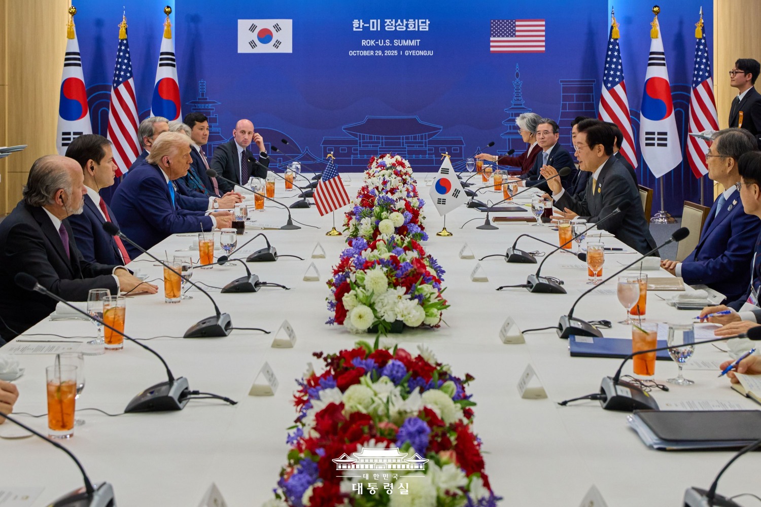 이재명 대통령과 도널드 트럼프 미국 대통령이 지난 29일 한미정상회담 장소인 국립경주박물관에서 정상회담을 하고 있다. /사진=대통령실