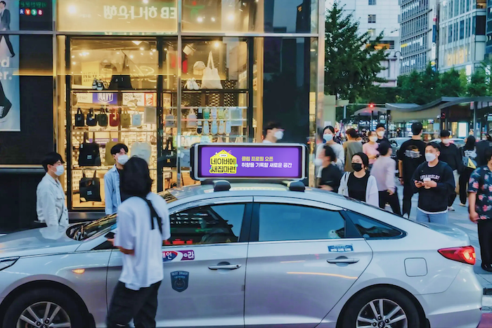 네이버 '애드부스트 스크린' 택시 LED 스크린. / 사진=네이버