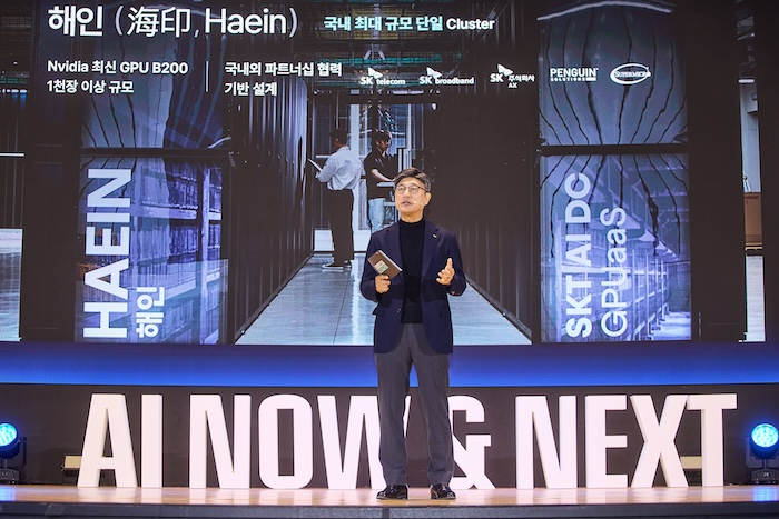 정재헌 SKT CEO가 3일 열린 ‘SK AI Summit 2025’에서 발표하고 있는 모습. / 사진=SKT