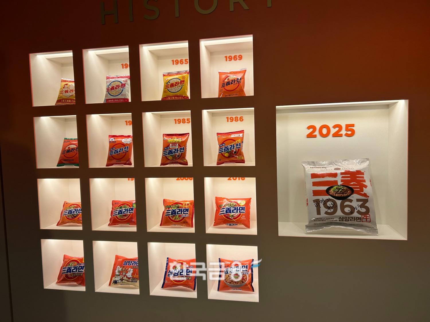 과거 삼양라면부터 3일 출시한 '삼양1963' 라면 등이 전시돼 있다. /사진=박슬기 기자