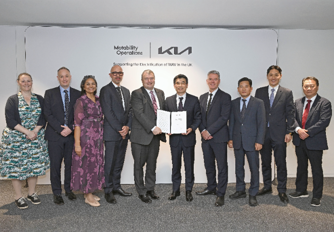 기아와 모타빌리티 관계자들이 기념 촬영을 하는 모습. / 사진=기아