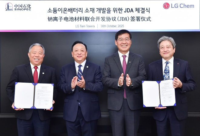 2025년 10월 30일 여의도 LG트윈타워에서 LG화학 CEO 신학철 부회장과(왼쪽 세번째)가 시노펙(SINOPEC) 허우 치쥔 회장(왼쪽 두번째)과 소듐이온전지 소재 공동개발 협약을 체결하고 기념촬영을 하고 있다. 사진=LG화학
