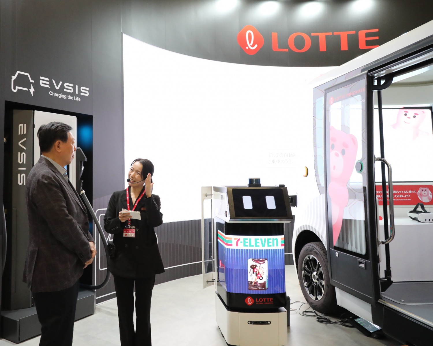 신동빈 롯데 회장은 3일 일본 도쿄에서 열리고 있는 ‘재팬모빌리티쇼 2025’를 방문해 2차전지 소재, 수소 사업, 자율 주행 등 그룹이 추진하고 있는 모빌리티 사업을 점검했다. 신 회장이 롯데관을 찾아 자율주행 기술에 관한 설명을 듣고 있다./사진제공=롯데