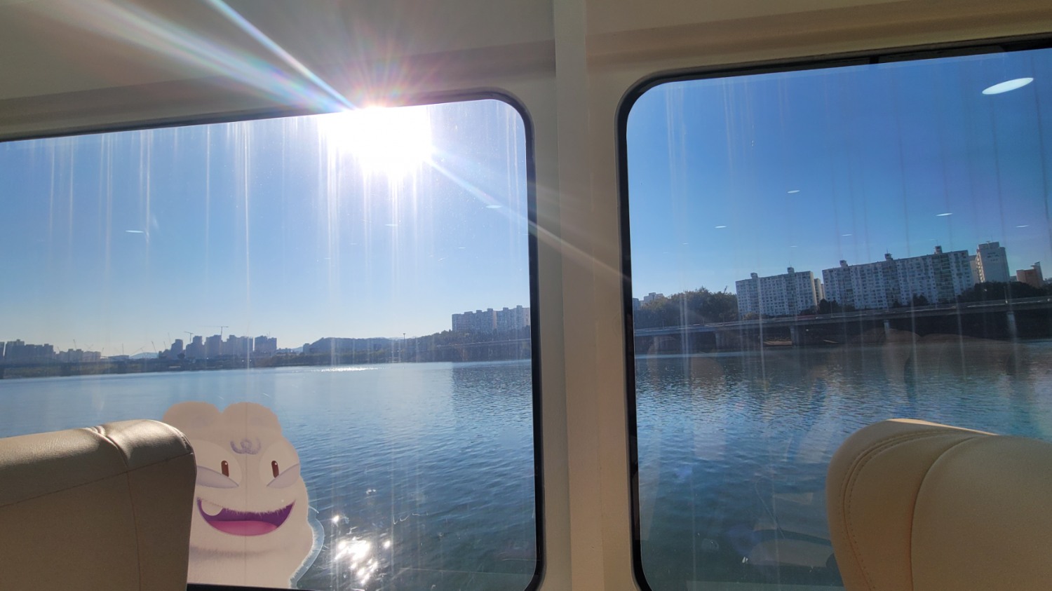 한강버스 창밖으로 보이는 풍경./사진=주현태 기자