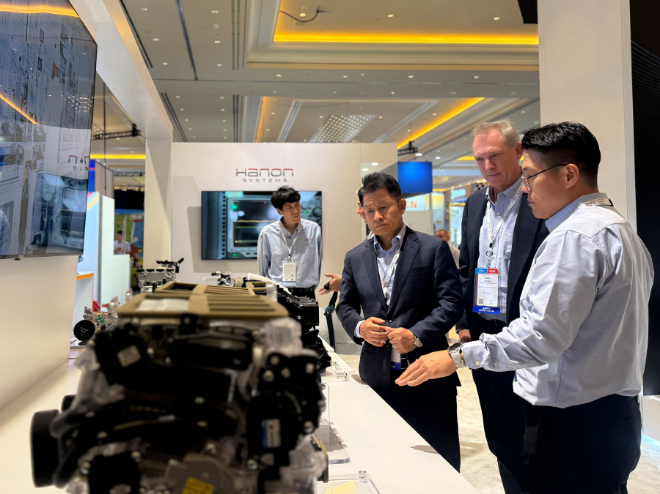 이수일 한온시스템 대표(가운데)가 AAPEX 부스를 둘러보고 있다. / 사진=한온시스템