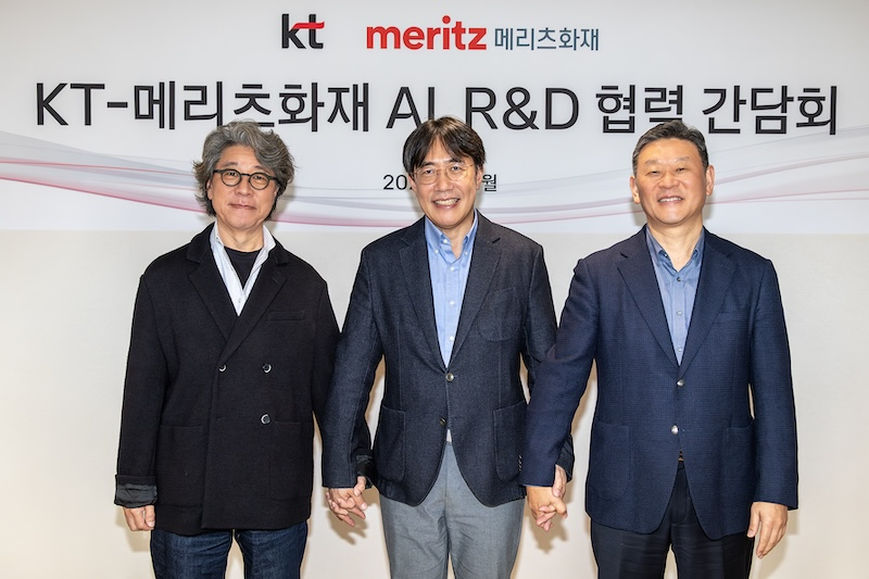 (왼쪽부터)오승필 KT 기술혁신부문장 부사장, 선욱 메리츠화재 경영지원실장 부사장, 안창용 KT Enterprise부문장 부사장이 6일 KT 광화문 빌딩에서 ‘AI 기반 미래 금융 혁신’을 위한 전략적 공동 연구 협약을 체결하고 기념 사진을 촬영하고 있다. / 사진=KT