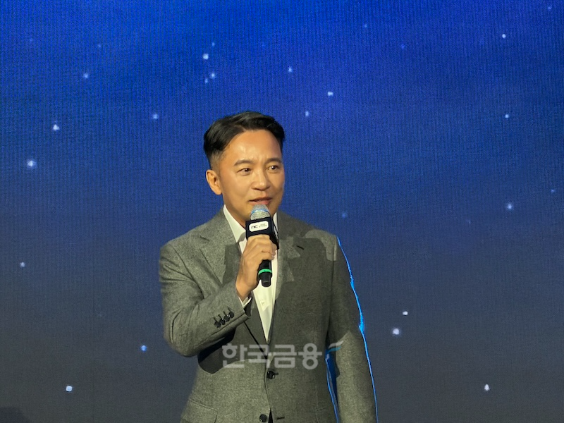 김택진 엔씨소프트 최고경영자(CEO) 겸 최고창의력책임자(CCO)가 13일 부산 벡스코에서 열린 엔씨 '지스타 2025' 오프닝 세션에서 인사말을 하고 있다. / 사진=정채윤 기자