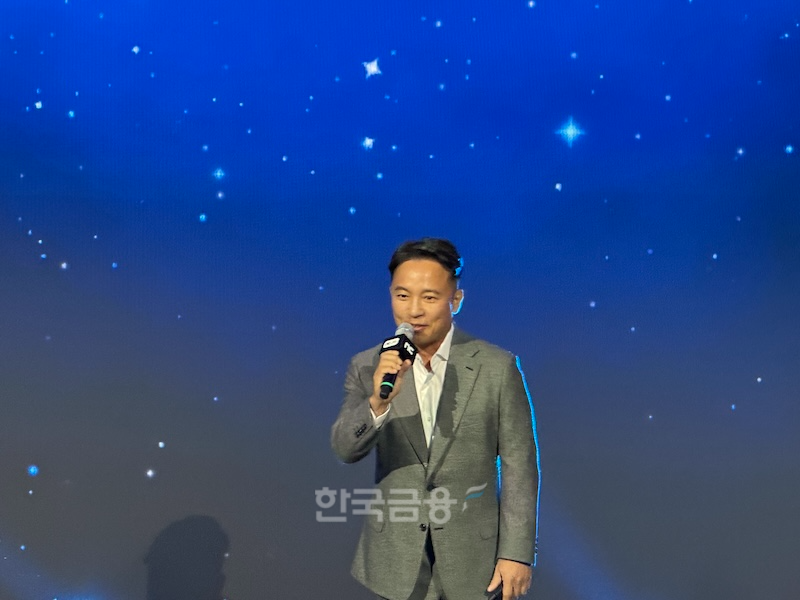 김택진 엔씨소프트 최고경영자(CEO) 겸 최고창의력책임자(CCO)가 13일 부산 벡스코에서 열린 엔씨 '지스타 2025' 오프닝 세션에서 인사말을 하고 있다. / 사진=정채윤 기자