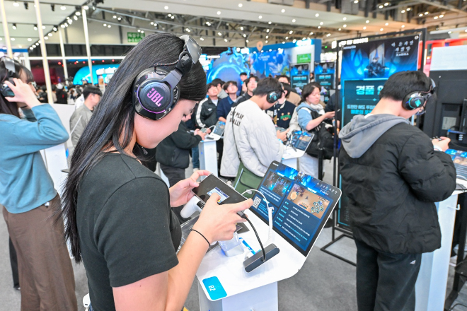지스타 2025 넷마블 부스에서 '나 혼자만 레벨업:카르마'를 시연 중인 참관객. / 사진=넷마블