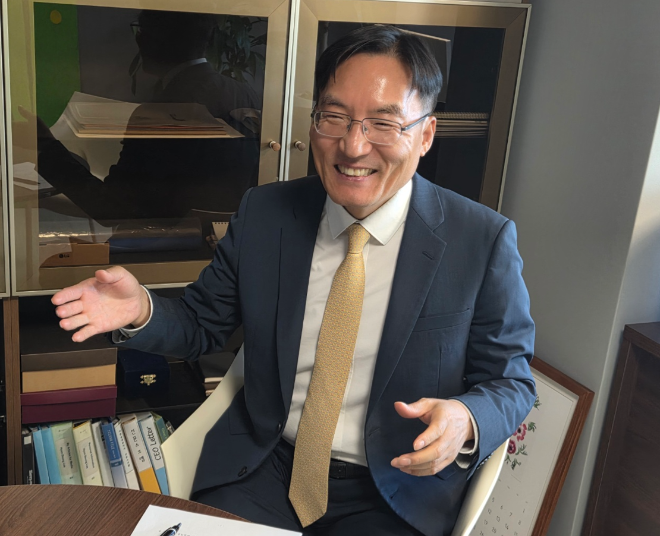 이현승 전 SK증권·KB자산운용 대표이사가 한국금융신문과 제7대 금융투자협회장 선거 후보자 인터뷰를 하고 있다. / 사진= 한국금융신문(2025)