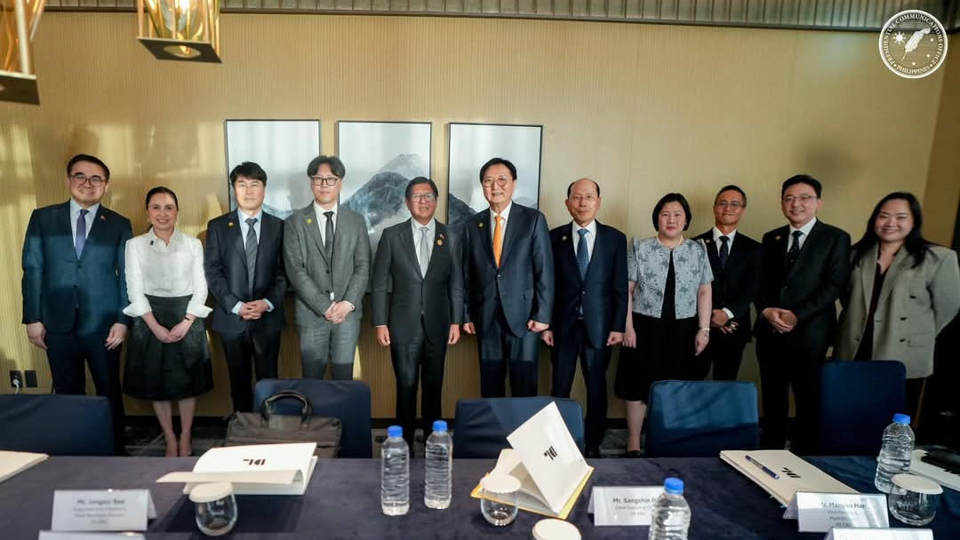 왼쪽에서 다섯번째부터 페르디난드 마르코스 주니어 필리핀 대통령, 박상신 DL이앤씨 대표, 유재호 DL이앤씨 플랜트사업본부장, 버나뎃 테레세 페르난데스 주한 필리핀 대사가 기념촬영을 하는 모습./사진제공=DL이앤씨