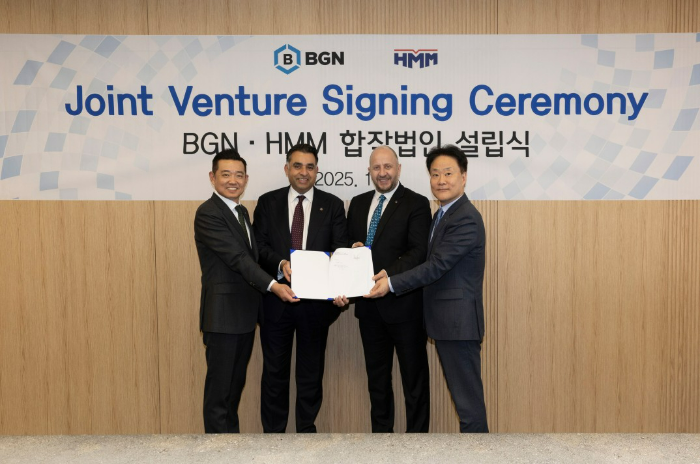 HMM 여의도 사옥에서 개최된 합작법인 설립식에서 정준 HMM 벌크사업본부장(오른쪽 첫번째)과 오잔 투르굿(Ozan Turgut) BGN 대표(오른쪽 두번째)가 기념촬영을 하고 있다. /사진제공=HMM
