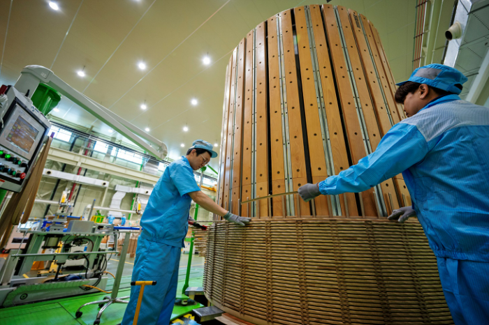 LS일렉트릭 부산사업장 초고압 변압기 권선 작업 현장. /사진제공=LS일렉트릭