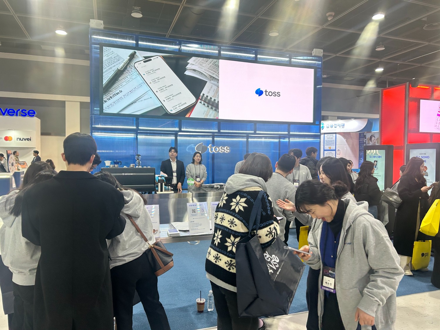 26일 양재 aT센터에서 열린 '코리아 핀테크 위크 2025'에서 토스 부스에 관람객들이 북적이고 있다. / 사진=김하랑 기자