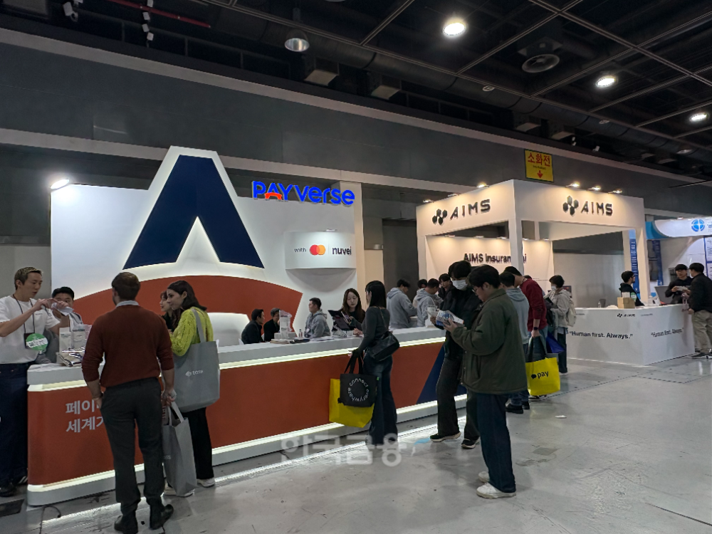 이롬넷 관계자들이 26일 양재 aT센터에서 열린 '코리아 핀테크 위크 2025'에서 부스에 방문한 외국인, 국내 방문객들에게 서비스를 소개하고 있다./사진=전하경 기자