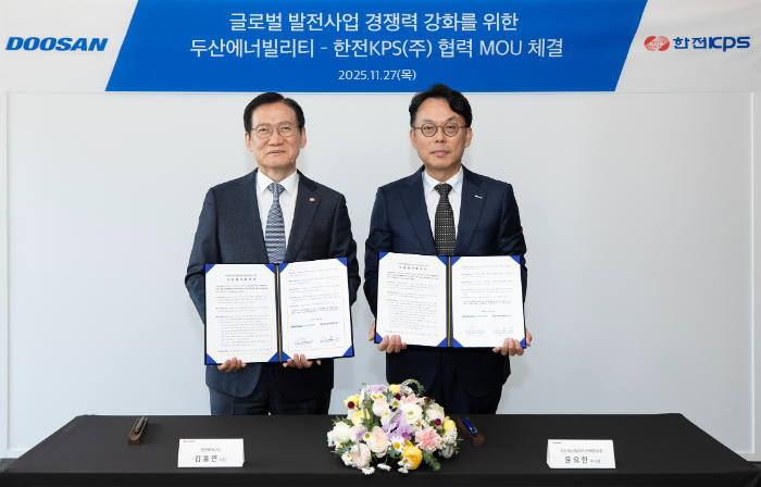 27일 두산에너빌리티 창원 본사에서 진행된 해외 발전 프로젝트 경쟁력 강화를 위한 업무협약 체결식에서 한전KPS 김홍연 사장(왼쪽)과 두산에너빌리티 윤요한 마케팅부문장이 기념 촬영을 하고 있다. /사진제공=두산에너빌리티