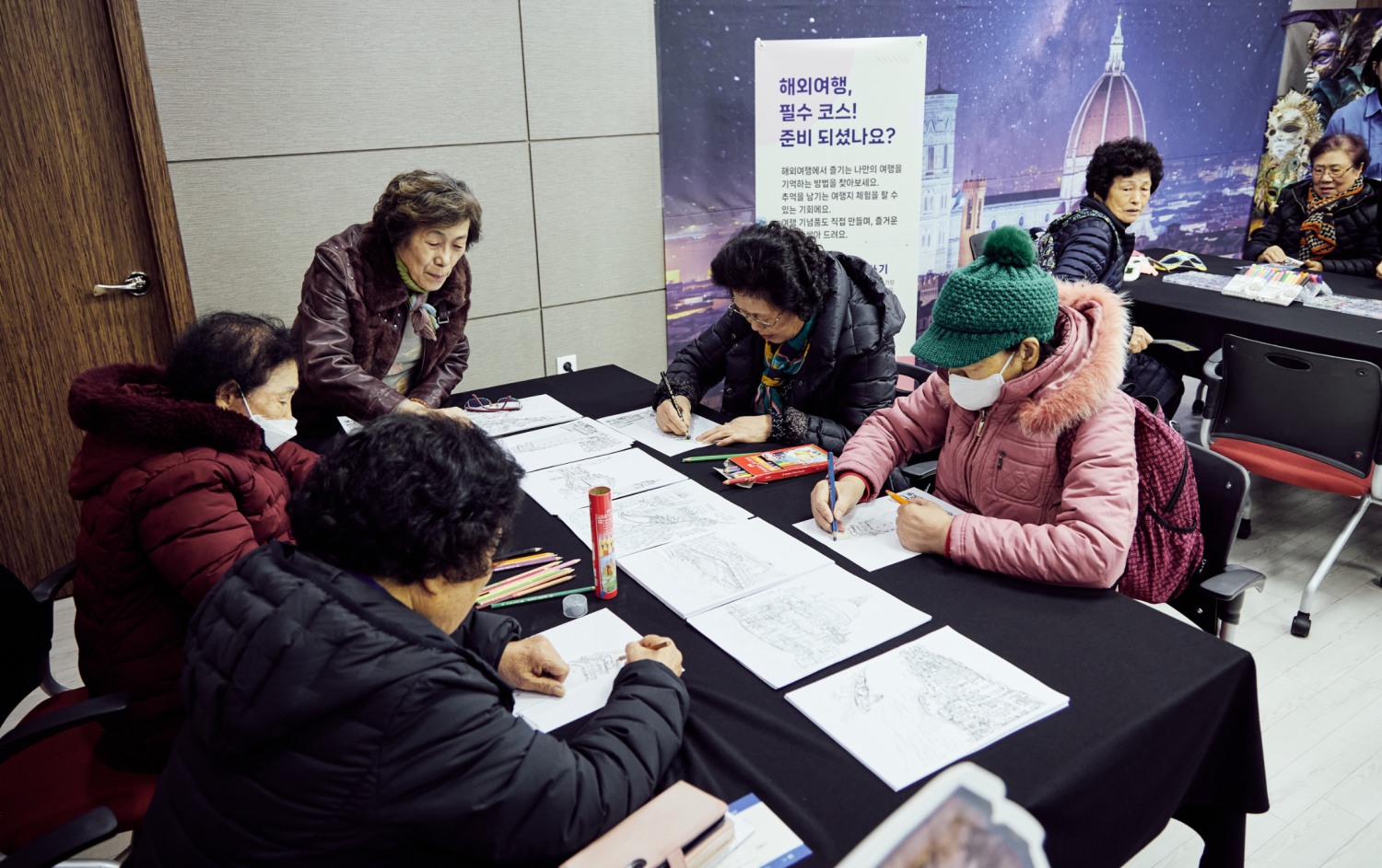 글로벌 가상현실(VR) 여행 프로그램에 어른신들이 참가했다./사진제공=용산구